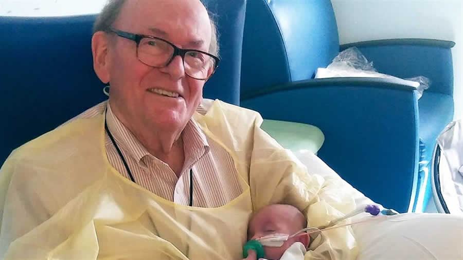 abuelo-sostiene-bebes-prematuros-1 Un abuelo que pasa la noche sosteniendo bebes prematuros para que no estén solos - Nascere - Maternidad y Crianza