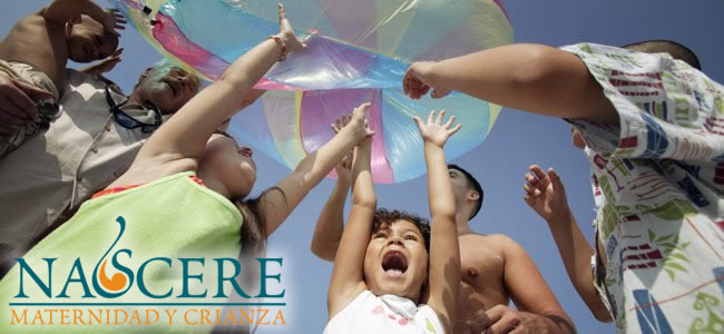 ninos-juegan-felices-paracaidas Lo que ocurre en el cerebro de los niños cuando juegan - Nascere - Maternidad y Crianza