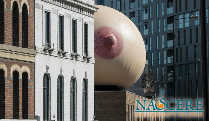 Un pecho gigante en las calles de Londres para defender la lactancia materna